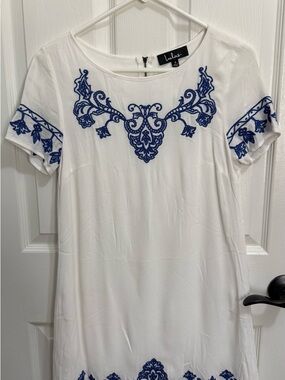 Lulu's White Short Sleeve Tunic with Blue Embroidery